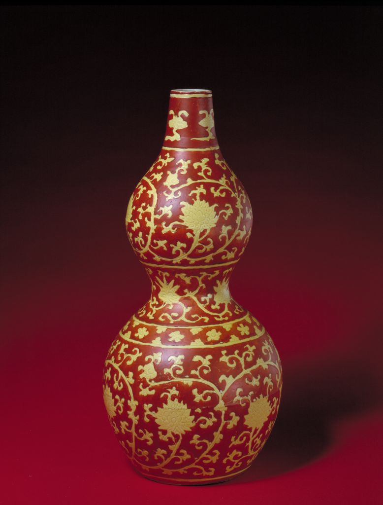 图片[1]-Yellow ground red color bottle with lotus pattern-China Archive